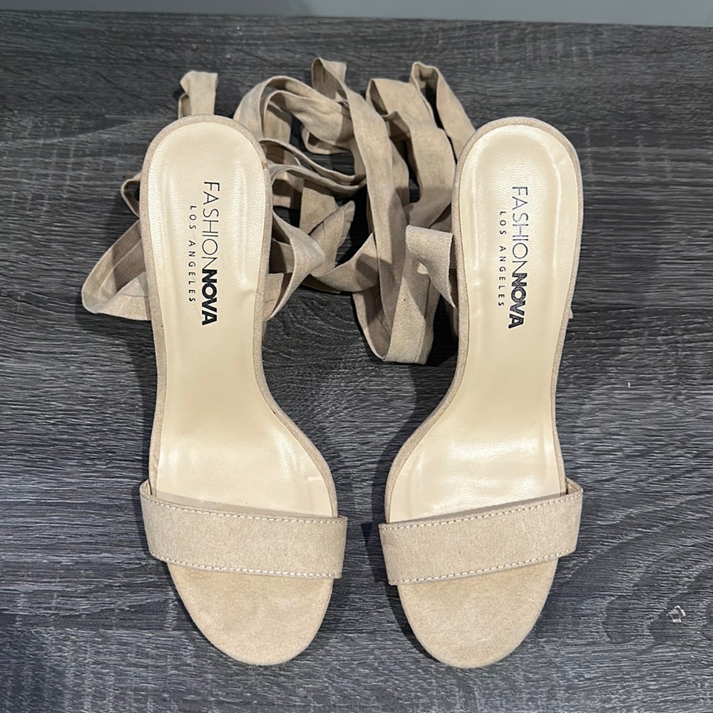 BRAND NEW NEVER WORN women fashion nova heels with ties